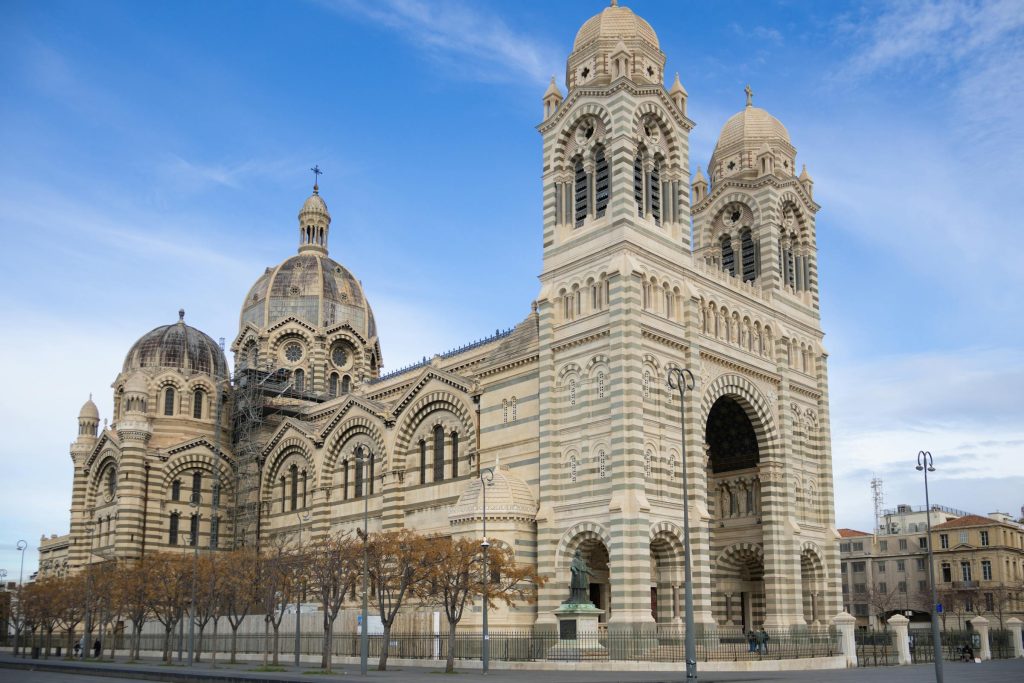 Building a Career in France: Opportunities with Major Players like LVMH, Engie, and SNCF - Melhores oportunidades de emprego na França