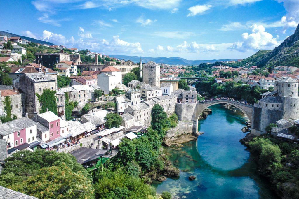 A Comprehensive Guide to the Most Promising Job Openings at Leading Firms in Bosnia and Herzegovina - Melhores oportunidade de emprego na Bósnia e Herzegovina