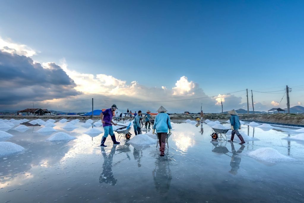Navigating the Polish Job Landscape: Insights from Industry Leaders like PKN Orlen and KGHM - Melhores oportunidade de emprego na Polônia