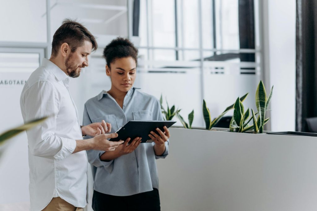 Navigating the Job Market: How Companies Like FedEx, Target, and Starbucks are Shaping Careers - Melhores oportunidade de emprego nos Estados Unidos